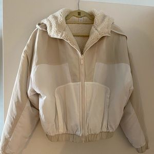 Alo Sherpa Jacket in white/beige